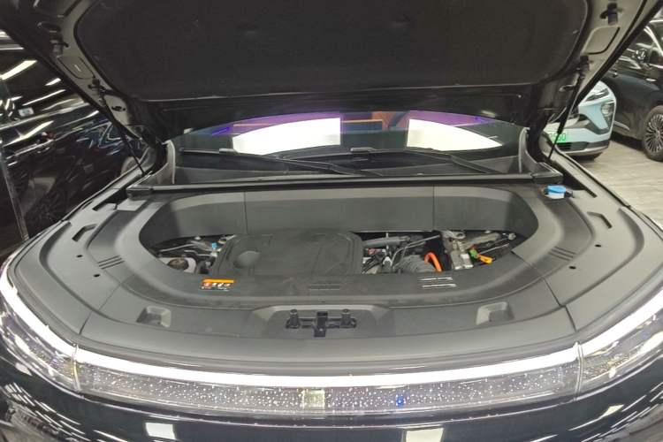 Used Geely Galaxy M9 2025 Model 210km Four-Wheel-Drive Leading Edition Engine Bay