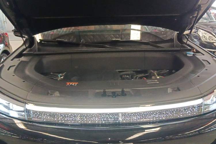 Used Geely Galaxy M9 2025 Model 210km Four-Wheel-Drive Leading Edition Engine Bay