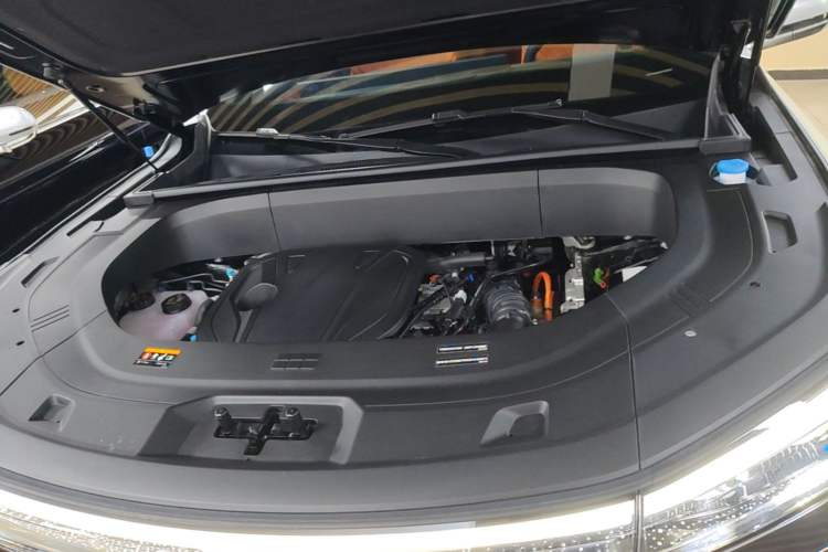 Used Geely Galaxy M9 2025 Model 210km Four-Wheel-Drive Leading Edition Engine Bay