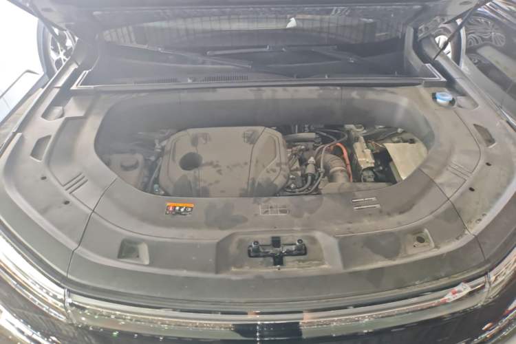 Used Geely Galaxy M9 2025 Model 210km Four-Wheel-Drive Leading Edition Engine Bay