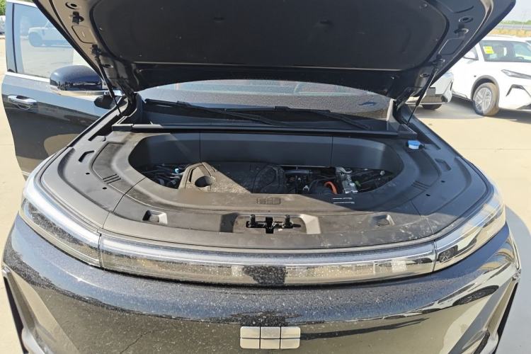 Used Geely Galaxy M9 2025 Model 210km Four-Wheel-Drive Leading Edition Engine Bay
