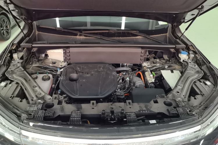 Used Geely Galaxy M9 2025 Model 210km Four-Wheel-Drive Leading Edition Engine Bay