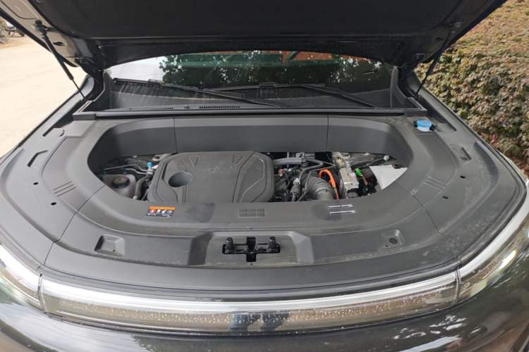 Used Geely Galaxy M9 2025 Model 210km Four-Wheel-Drive Leading Edition Engine Bay