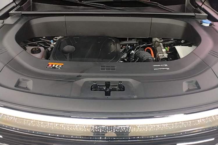 Used Geely Galaxy M9 2025 Model 210km Four-Wheel-Drive Leading Edition Engine Bay