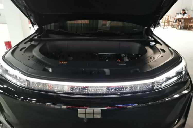 Used Geely Galaxy M9 2025 Model 210km Four-Wheel-Drive Leading Edition Engine Bay