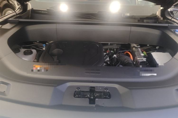 Used Geely Galaxy M9 2025 Model 210km Four-Wheel-Drive Leading Edition Engine Bay