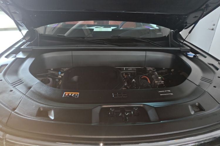 Used Geely Galaxy M9 2025 Model 210km Four-Wheel-Drive Leading Edition Engine Bay