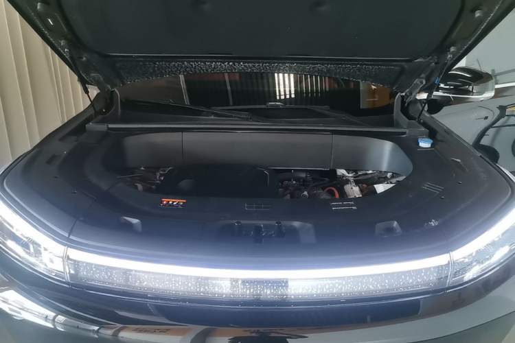 Used Geely Galaxy M9 2025 Model 210km Four-Wheel-Drive Leading Edition Engine Bay