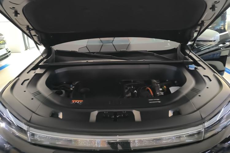 Used Geely Galaxy M9 2025 Model 230km Two-Wheel-Drive Exploration Edition Engine Bay