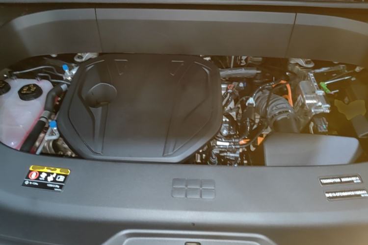 Used Geely Galaxy M9 2025 Model 210km Four-Wheel-Drive Leading Edition Engine Bay