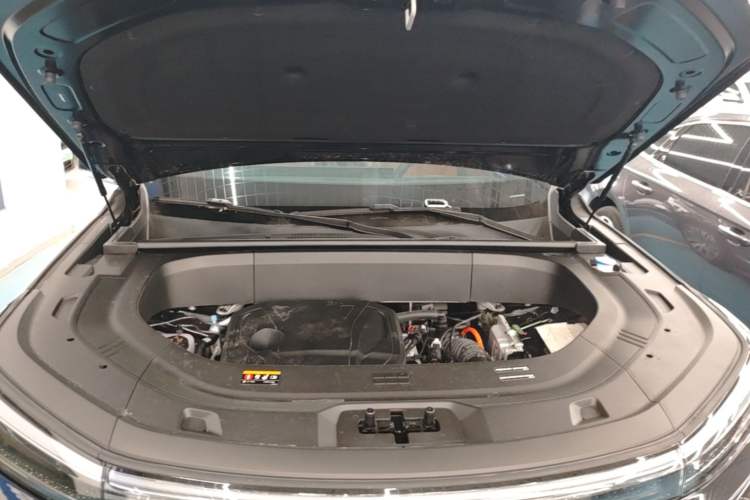 Used Geely Galaxy M9 2025 Model 210km Four-Wheel-Drive Leading Edition Engine Bay