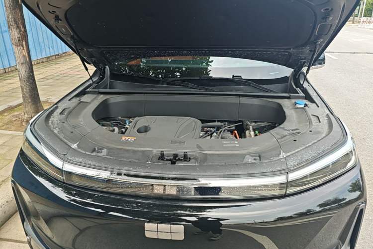 Used Geely Galaxy M9 2025 Model 210km Four-Wheel-Drive Leading Edition Engine Bay