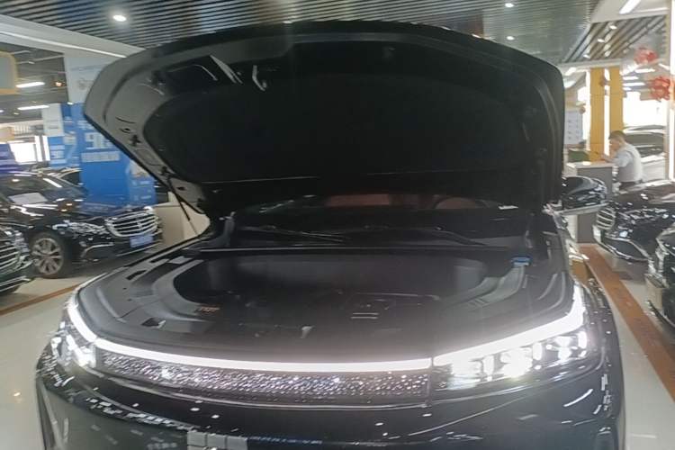 Used Geely Galaxy M9 2025 Model 210km Four-Wheel-Drive Leading Edition Engine Bay