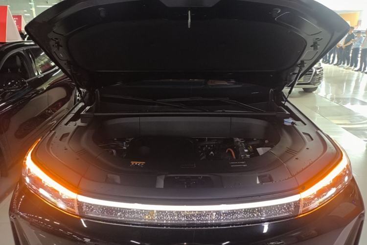 Used Geely Galaxy M9 2025 Model 210km Four-Wheel-Drive Leading Edition Engine Bay