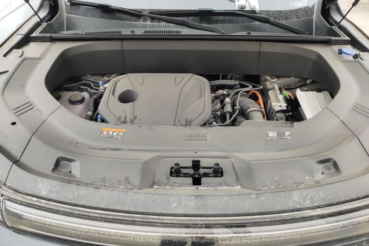 Used Geely Galaxy M9 2025 Model 210km Four-Wheel-Drive Leading Edition Engine Bay