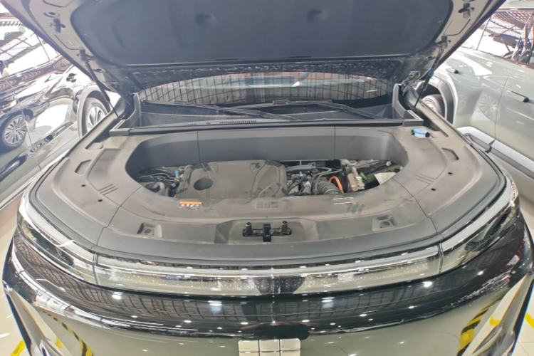 Used Geely Galaxy M9 2025 Model 210km Four-Wheel-Drive Leading Edition Engine Bay