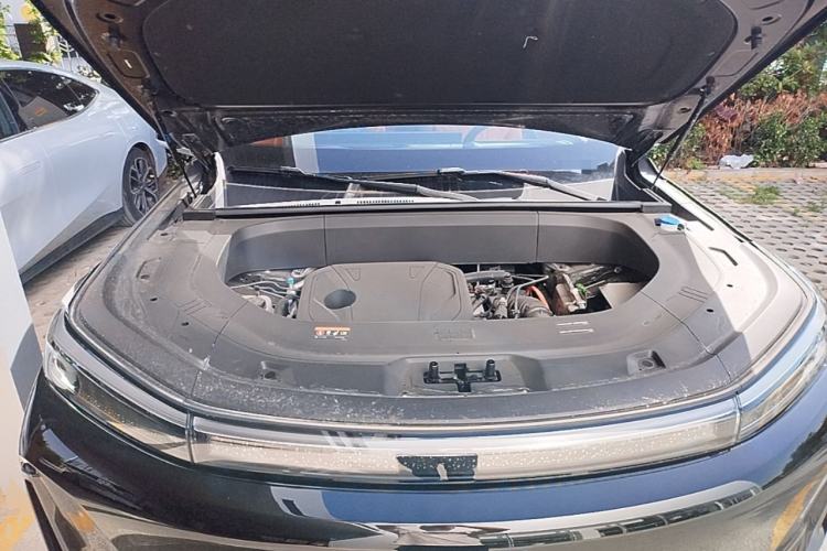 Used Geely Galaxy M9 2025 Model 210km Four-Wheel-Drive Leading Edition Engine Bay