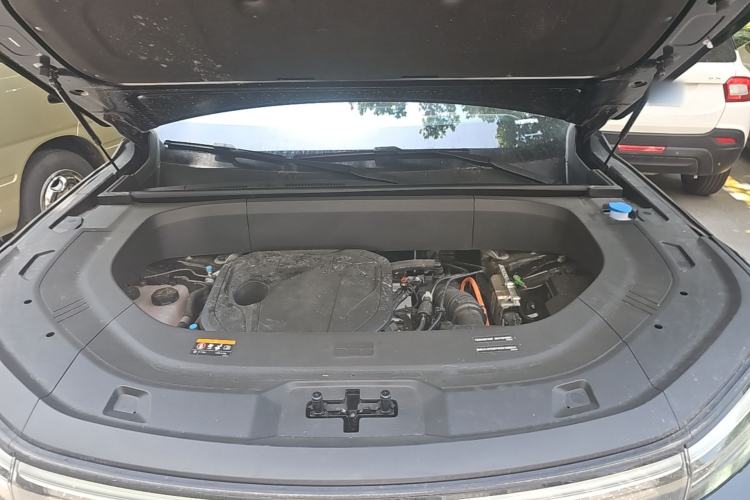 Used Geely Galaxy M9 2025 Model 210km Four-Wheel-Drive Leading Edition Engine Bay