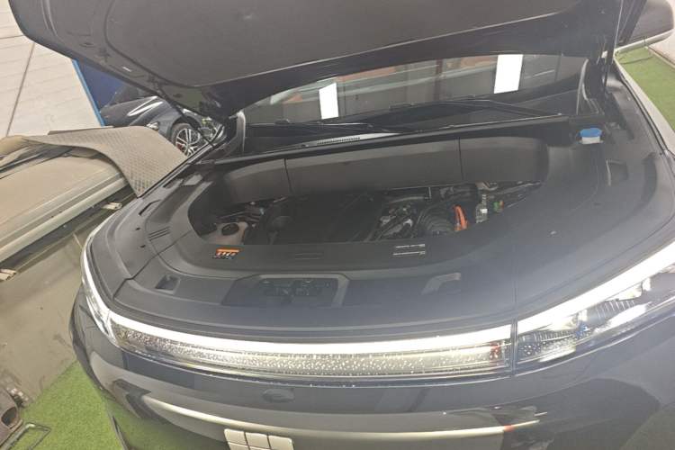 Used Geely Galaxy M9 2025 Model 210km Four-Wheel-Drive Leading Edition Engine Bay