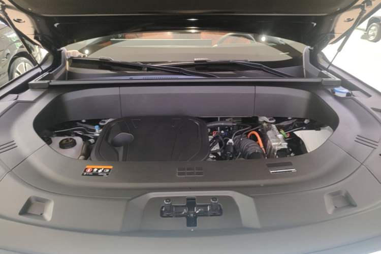 Used Geely Galaxy M9 2025 Model 210km Four-Wheel-Drive Leading Edition Engine Bay