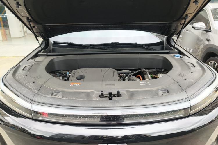 Used Geely Galaxy M9 2025 Model 210km Four-Wheel-Drive Leading Edition Engine Bay