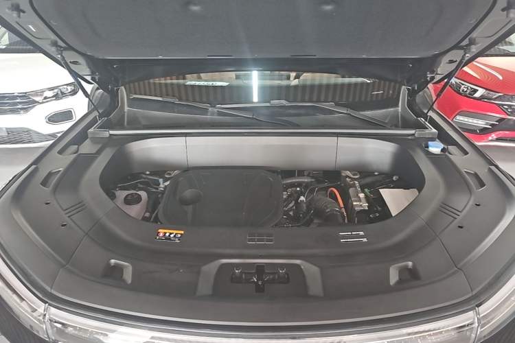 Used Geely Galaxy M9 2025 Model 100km Two-Wheel-Drive Smart Navigation Edition Engine Bay