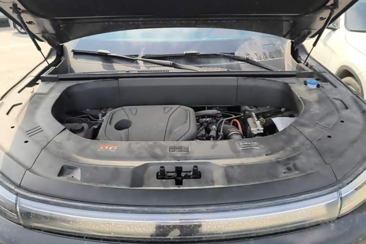 Used Geely Galaxy M9 2025 Model 210km Four-Wheel-Drive Leading Edition Engine Bay