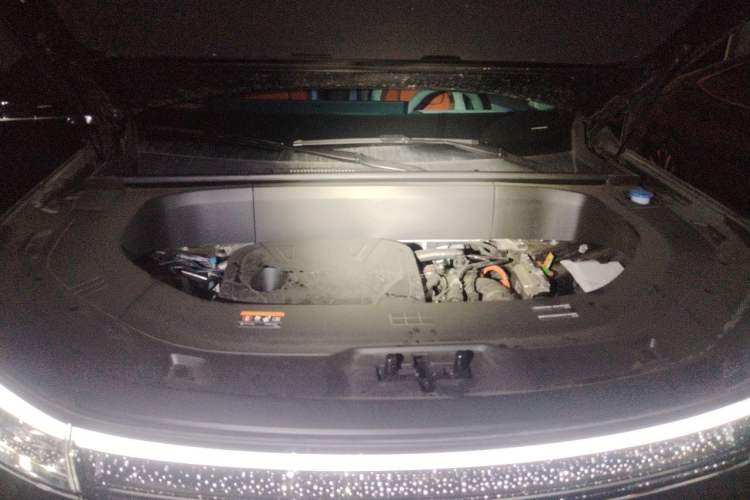 Used Geely Galaxy M9 2025 Model 210km Four-Wheel-Drive Leading Edition Engine Bay