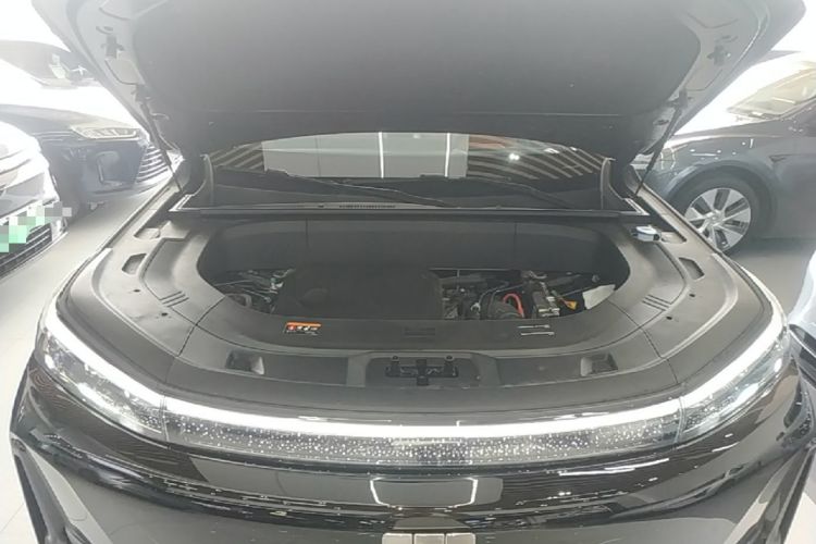Used Geely Galaxy M9 2025 Model 210km Four-Wheel-Drive Leading Edition Engine Bay