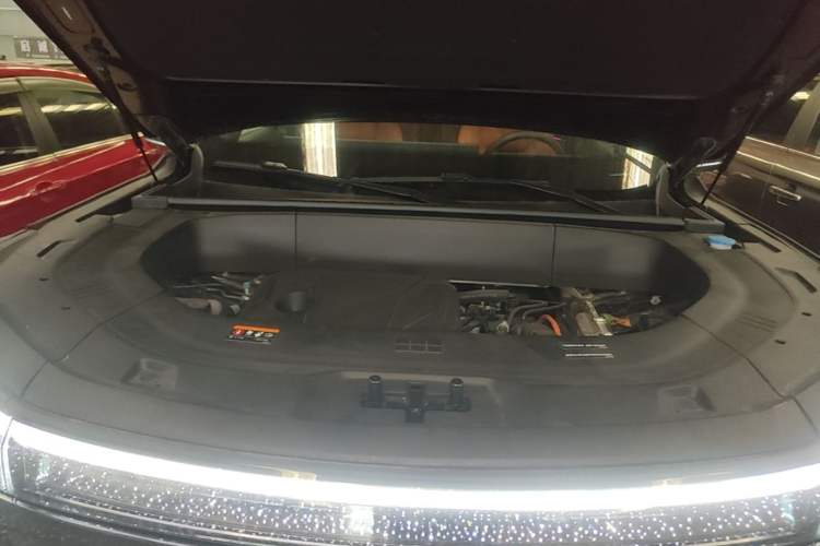 Used Geely Galaxy M9 2025 Model 210km Four-Wheel-Drive Leading Edition Engine Bay