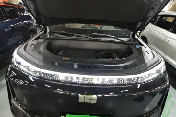 Used Geely Galaxy M9 2025 Model 100km Two-Wheel-Drive Smart Navigation Edition Engine Bay