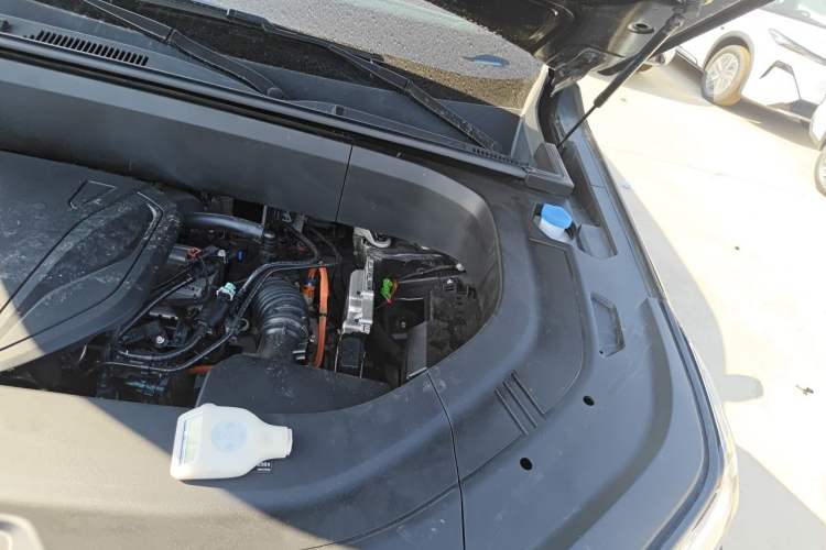 Used Geely Galaxy M9 2025 Model 210km Four-Wheel-Drive Leading Edition Engine Bay Left