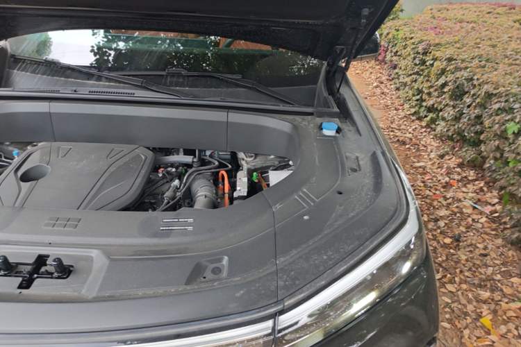 Used Geely Galaxy M9 2025 Model 210km Four-Wheel-Drive Leading Edition Engine Bay Left