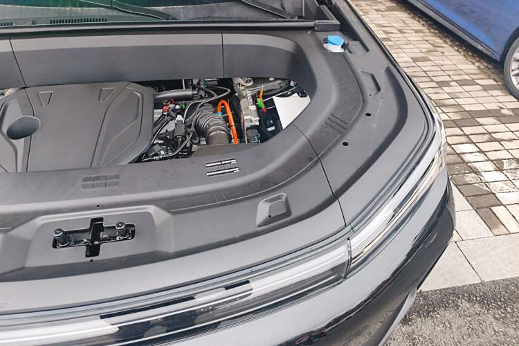 Used Geely Galaxy M9 2025 Model 230km Two-Wheel-Drive Exploration Edition Engine Bay Left