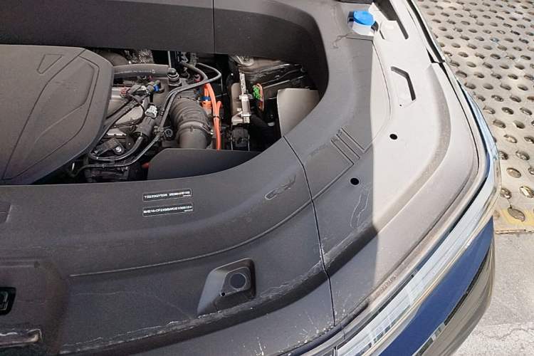 Used Geely Galaxy M9 2025 Model 210km Four-Wheel-Drive Leading Edition Engine Bay Left