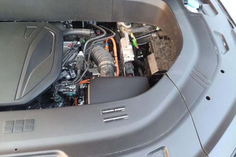 Used Geely Galaxy M9 2025 Model 230km Two-Wheel-Drive Exploration Edition Engine Bay Left
