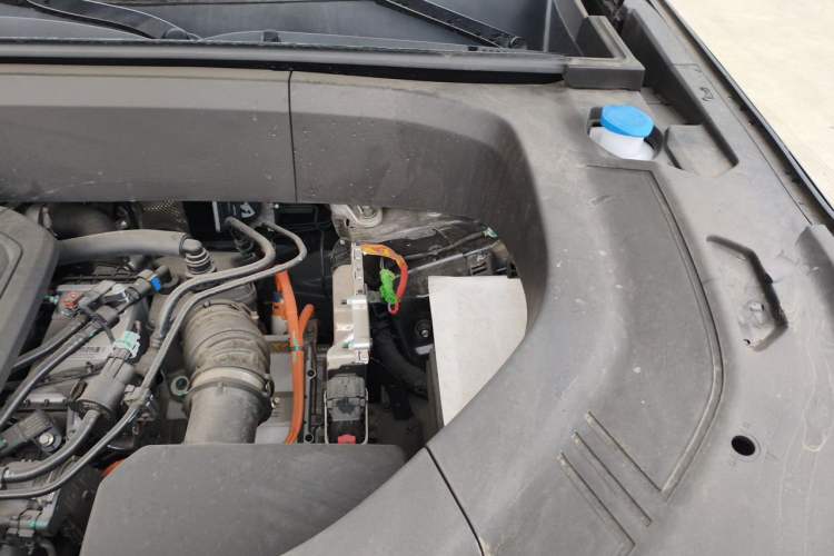 Used Geely Galaxy M9 2025 Model 210km Four-Wheel-Drive Leading Edition Engine Bay Left