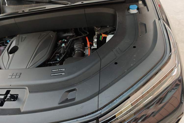 Used Geely Galaxy M9 2025 Model 210km Four-Wheel-Drive Leading Edition Engine Bay Left