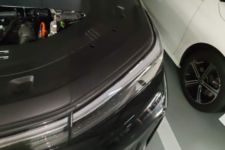 Used Geely Galaxy M9 2025 Model 210km Four-Wheel-Drive Leading Edition Engine Bay Left