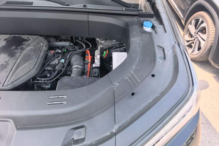 Used Geely Galaxy M9 2025 Model 210km Four-Wheel-Drive Leading Edition Engine Bay Left