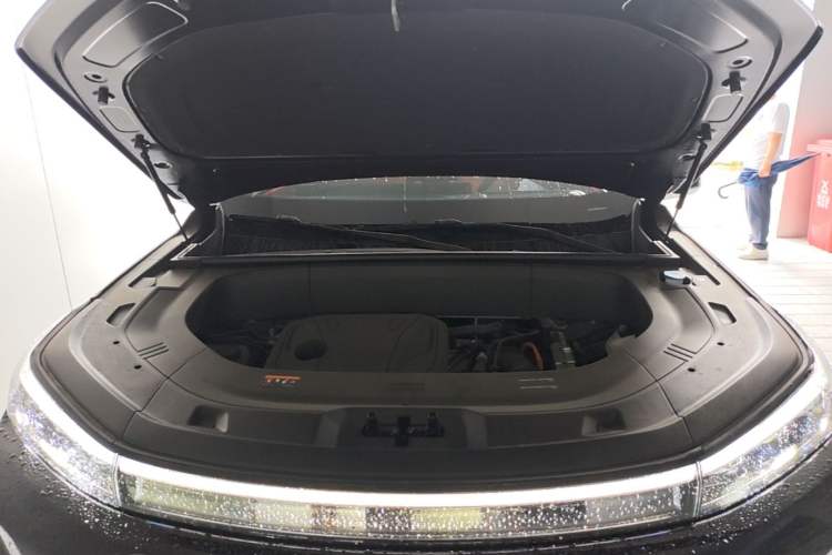 Used Geely Galaxy M9 2025 Model 210km Four-Wheel-Drive Leading Edition Engine Bay