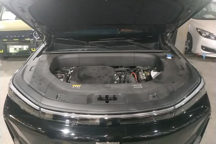 Used Geely Galaxy M9 2025 Model 210km Four-Wheel-Drive Leading Edition Engine Bay