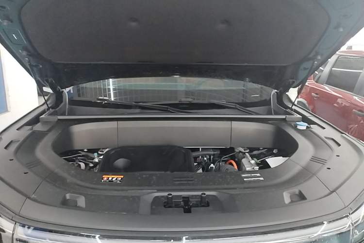 Used Geely Galaxy M9 2025 Model 210km Four-Wheel-Drive Leading Edition Engine Bay