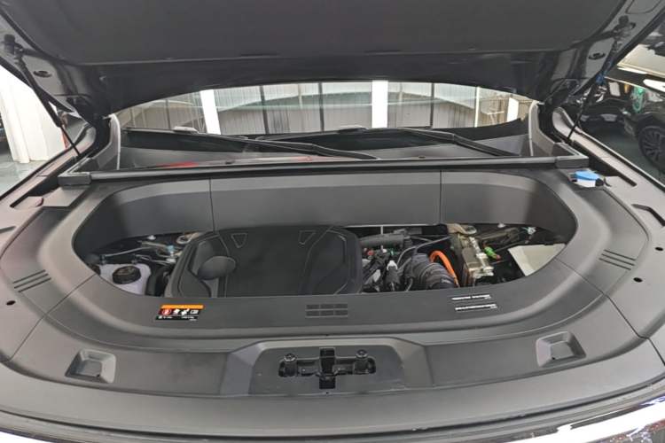 Used Geely Galaxy M9 2025 Model 210km Four-Wheel-Drive Leading Edition Engine Bay