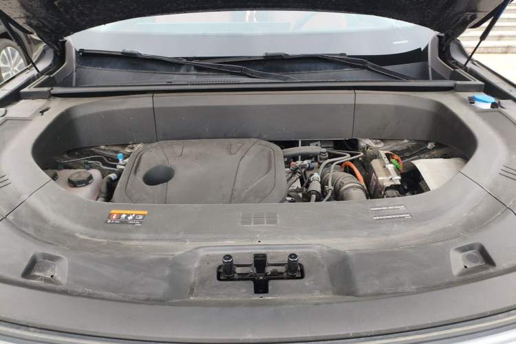 Used Geely Galaxy M9 2025 Model 210km Four-Wheel-Drive Leading Edition Engine Bay
