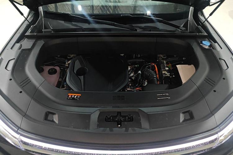 Used Geely Galaxy M9 2025 Model 210km Four-Wheel-Drive Leading Edition Engine Bay