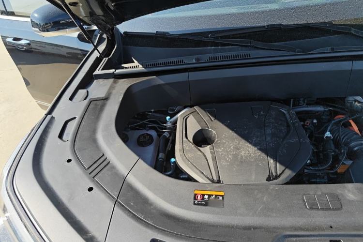 Used Geely Galaxy M9 2025 Model 210km Four-Wheel-Drive Leading Edition Engine Bay Right