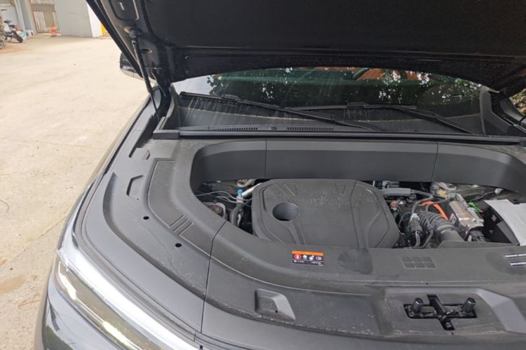 Used Geely Galaxy M9 2025 Model 210km Four-Wheel-Drive Leading Edition Engine Bay Right