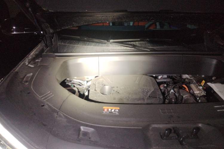 Used Geely Galaxy M9 2025 Model 210km Four-Wheel-Drive Leading Edition Engine Bay Right
