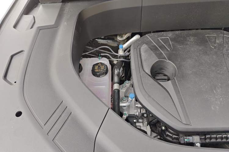 Used Geely Galaxy M9 2025 Model 230km Two-Wheel-Drive Exploration Edition Engine Bay Right